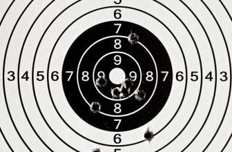 Zielscheibe mit Einschusslöchern